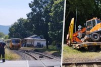U Liberce se srazil plně obsazený vlak s nákladním autem vezoucím bagr: Zranilo se 21 lidí