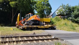 U Liberce se srazil vlak s nákladním autem.