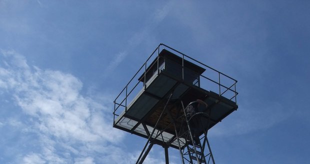 Kovovou strážní věž z dob bývalé železné opony renovují pracovníci Technického muzea v Brně. Ve finále bude vypadat stejně jako tato věž, kterou již muzeum vlastní.