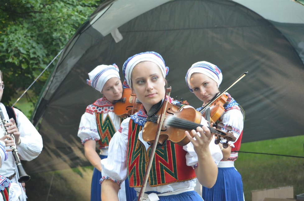 Strážnický folklorní festival oblehly od první minuty davy návštěvníků.