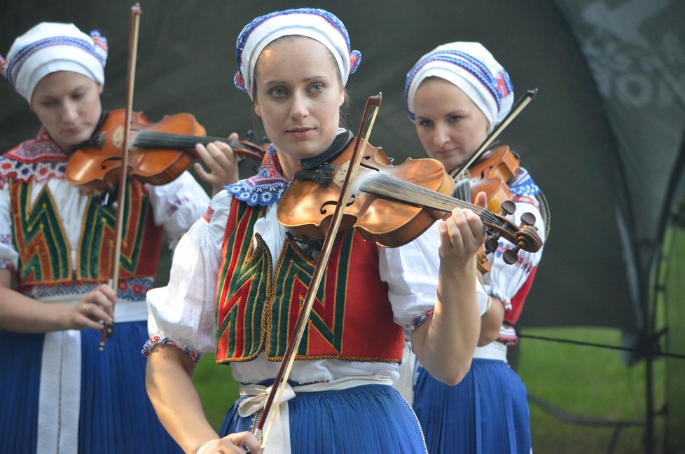 Strážnický folklorní festival oblehly od první minuty davy návštěvníků.