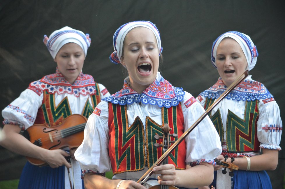 Strážnický folklorní festival oblehly od první minuty davy návštěvníků.