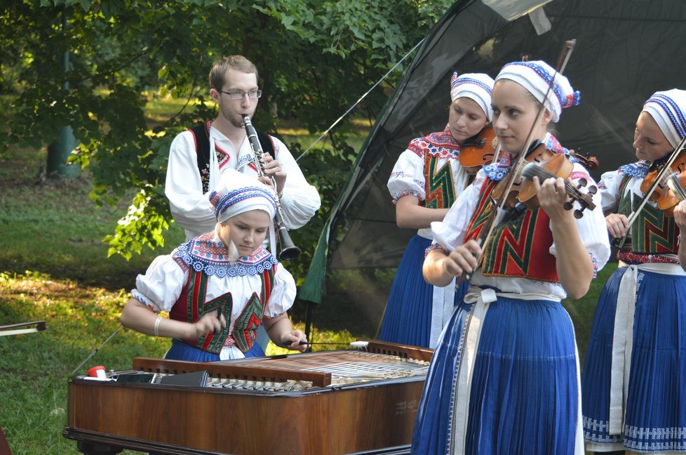 Slavnostní zahájení festivalu obstarali Strážničané. Hráli tradičně před zámkem u busty primáše Slávka Volavého.