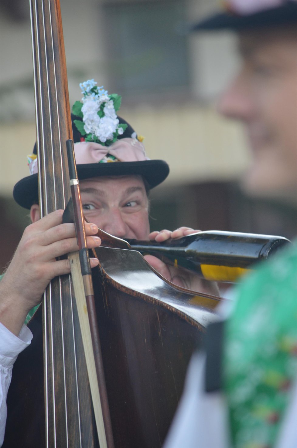 Slavnostní zahájení festivalu obstarali Strážničané. Hráli tradičně před zámkem u busty primáše Slávka Volavého.