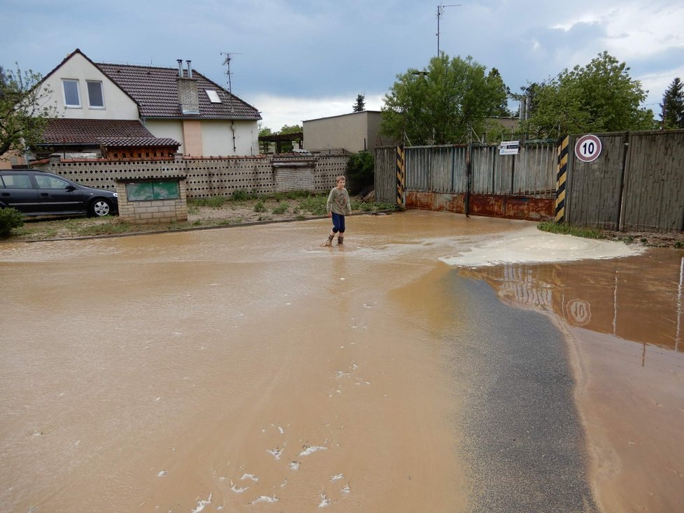 Bouře s přívalovým deštěm, krupobitím a vichřicí zdevastovala Strážnici na Hodonínsku. Ulice se proměnily v rozbahněné řeky.