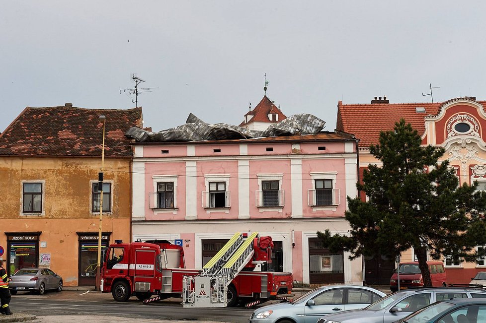 Bouře s přívalovým deštěm, krupobitím a vichřicí zdevastovala Strážnici na Hodonínsku. Srolovala a strhla i střechu historického domu na náměstí.