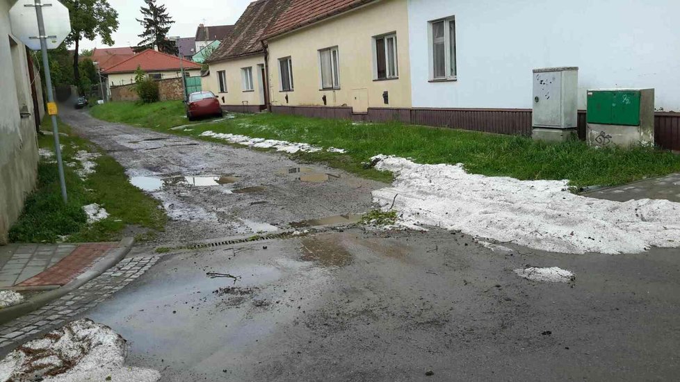 Bouře s přívalovým deštěm, krupobitím a vichřicí zdevastovala Strážnici na Hodonínsku.