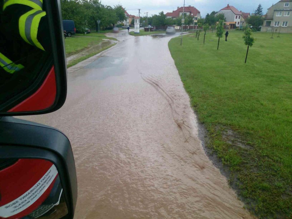 Bouře s přívalovým deštěm, krupobitím a vichřicí zdevastovala Strážnici na Hodonínsku.