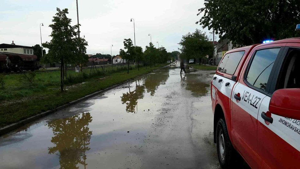 Bouře s přívalovým deštěm, krupobitím a vichřicí zdevastovala Strážnici na Hodonínsku.