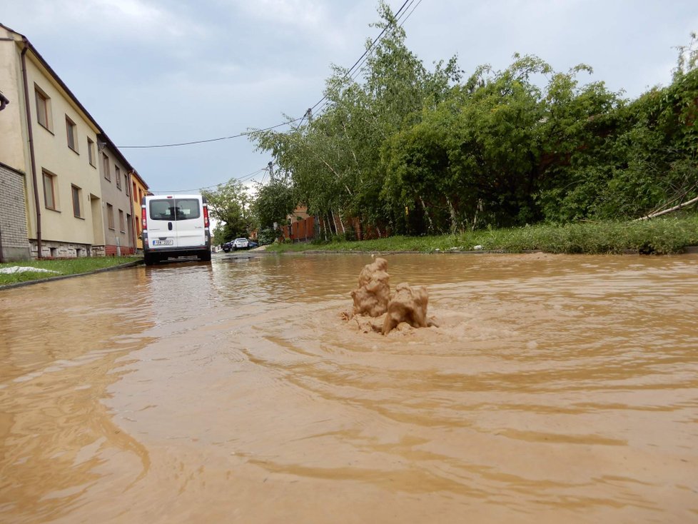 Bouře s přívalovým deštěm, krupobitím a vichřicí zdevastovala Strážnici na Hodonínsku. Ulice se proměnily v rozbahněné řeky.