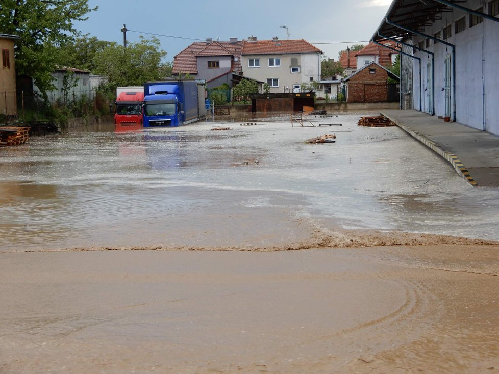 Bouře s přívalovým deštěm, krupobitím a vichřicí nedávno zdevastovala Strážnici na Hodonínsku. Silnice se proměnily v řeky.