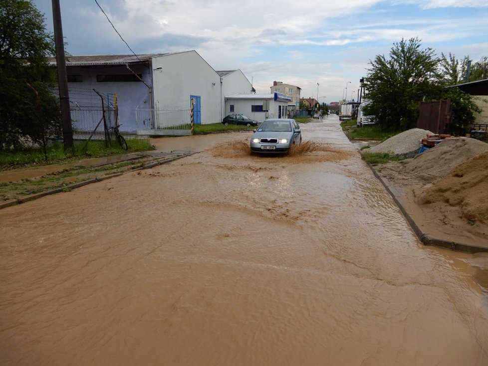 Bouře s přívalovým deštěm, krupobitím a vichřicí nedávno zdevastovala Strážnici na Hodonínsku. Silnice se proměnily v řeky.