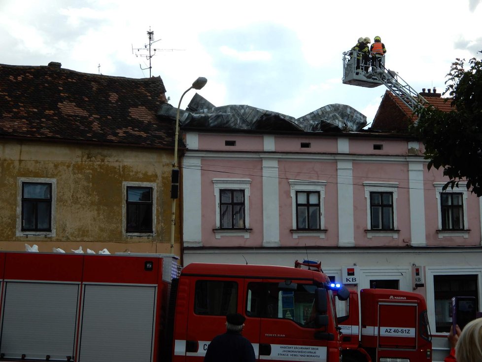 Bouře s přívalovým deštěm, krupobitím a vichřicí nedávno zdevastovala Strážnici na Hodonínsku. Silnice se proměnily v řeky.