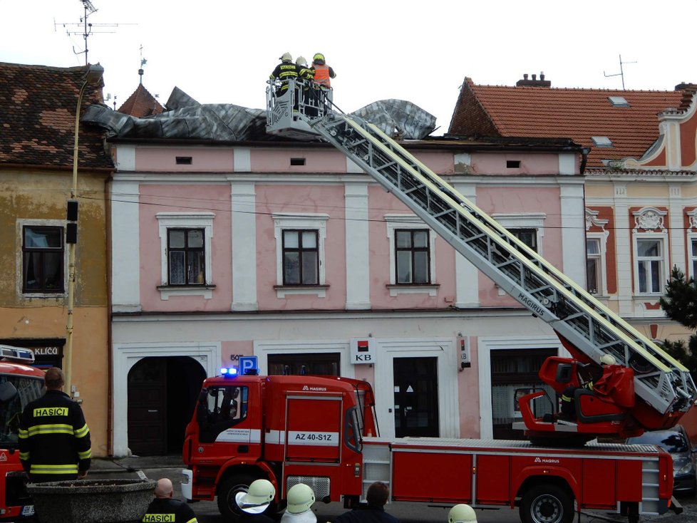 Bouře s přívalovým deštěm, krupobitím a vichřicí nedávno zdevastovala Strážnici na Hodonínsku. Silnice se proměnily v řeky.