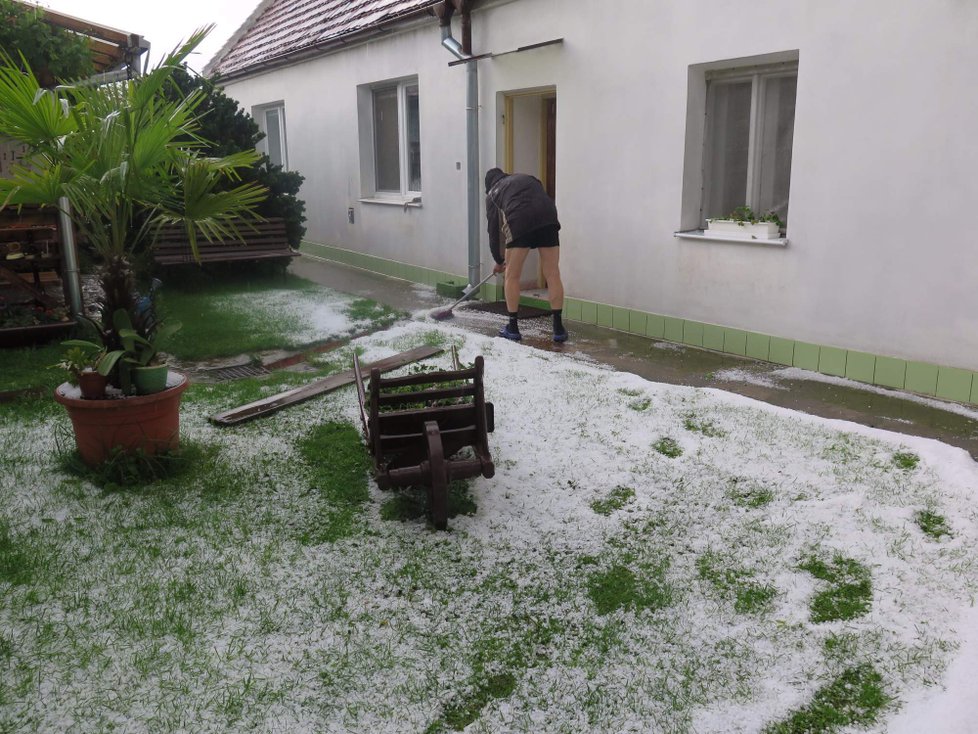 Bouře s přívalovým deštěm, krupobitím a vichřicí nedávno zdevastovala Strážnici na Hodonínsku. Silnice se proměnily v řeky.