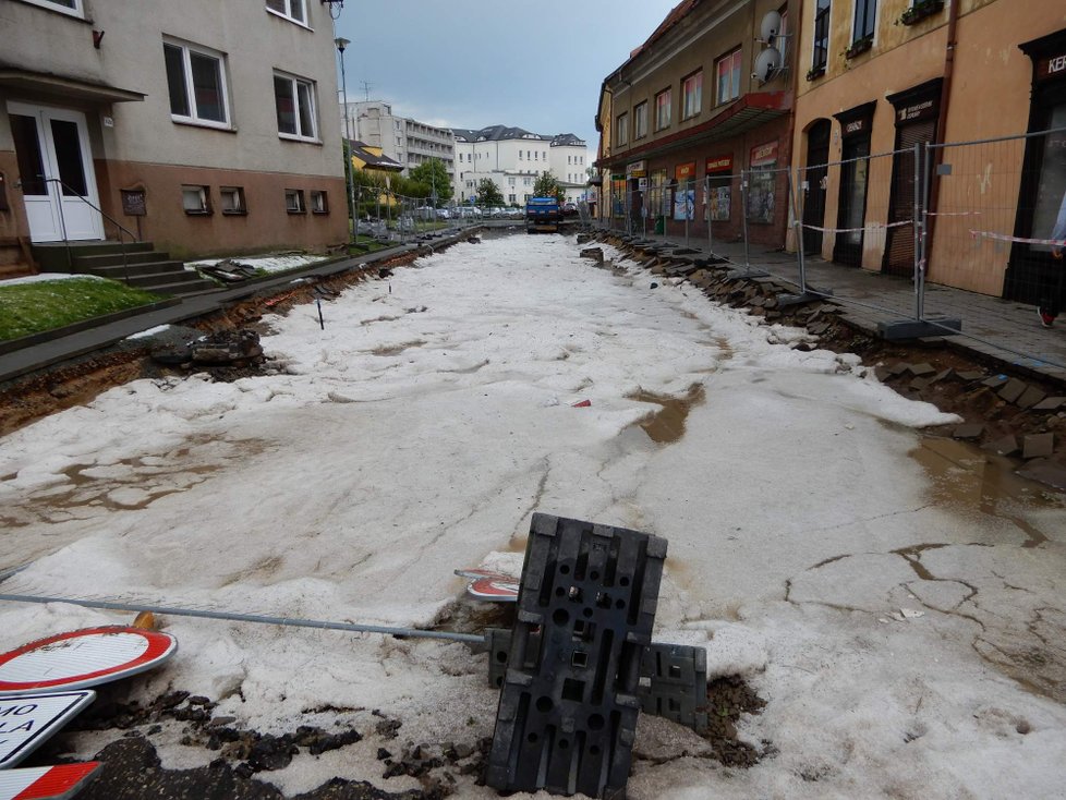 Bouře s přívalovým deštěm, krupobitím a vichřicí zdevastovala Strážnici na Hodonínsku. Ulice, dvorky a zahrady pokryly souvislé závěje krup.