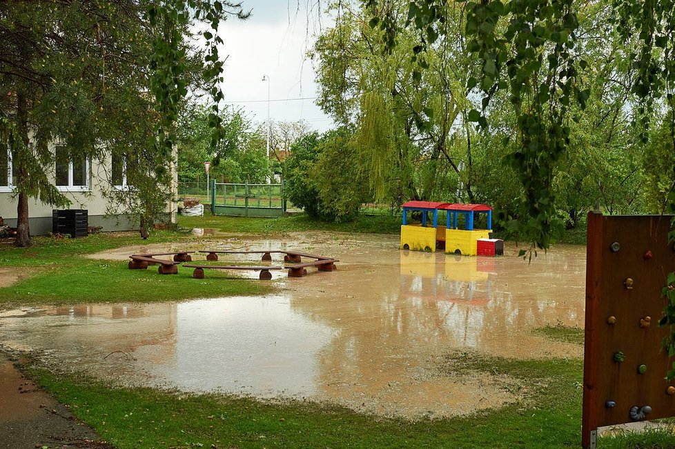 Bouře s přívalovým deštěm, krupobitím a vichřicí zdevastovala Strážnici na Hodonínsku.