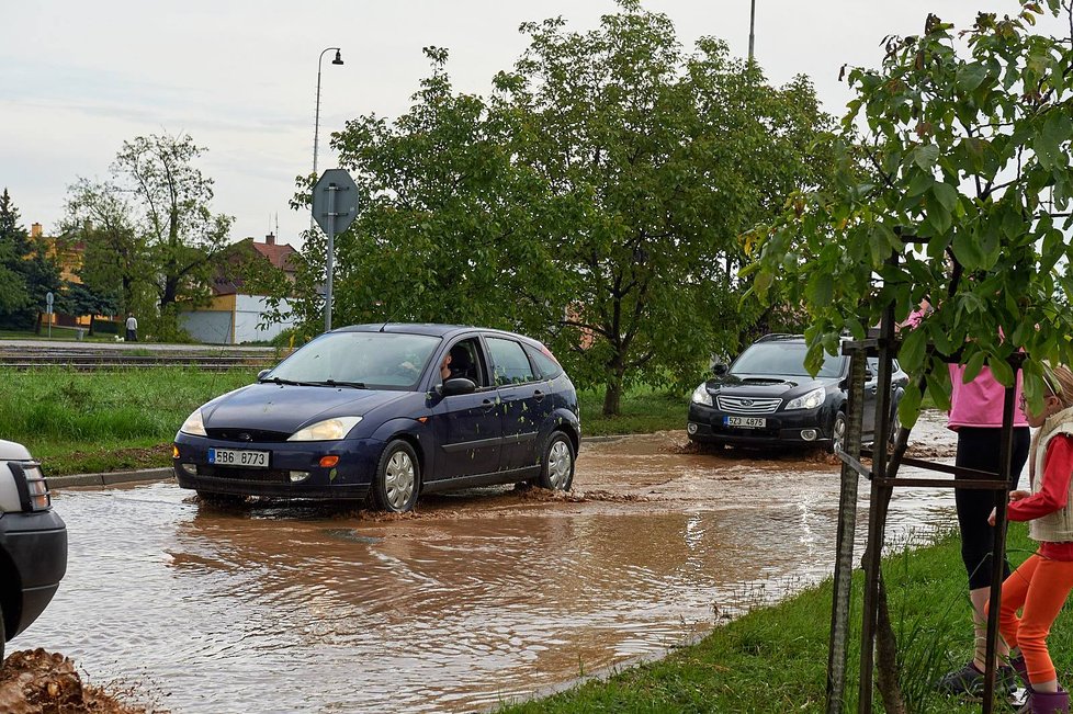 Bouře s přívalovým deštěm, krupobitím a vichřicí nedávno zdevastovala Strážnici na Hodonínsku. Silnice se proměnily v řeky.