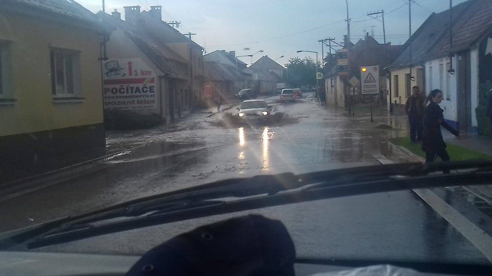 Bouře s přívalovým deštěm, krupobitím a vichřicí zdevastovala Strážnici na Hodonínsku. Voda proměnila v řeku i hlavní silnici ve městě.