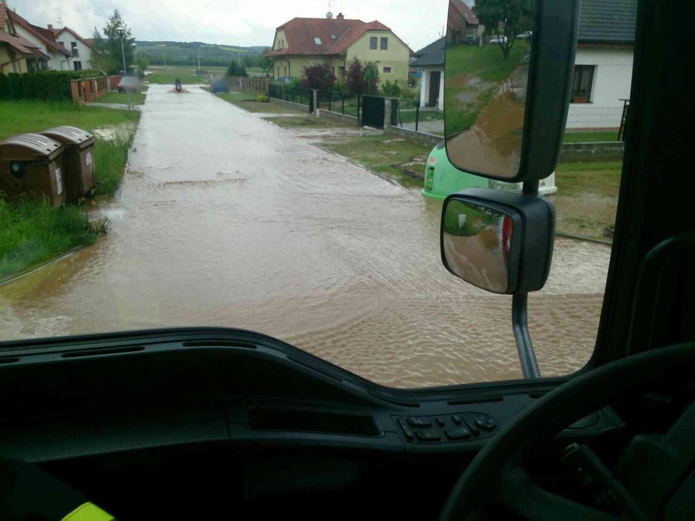 Bouře s přívalovým deštěm, krupobitím a vichřicí zdevastovala Strážnici na Hodonínsku.