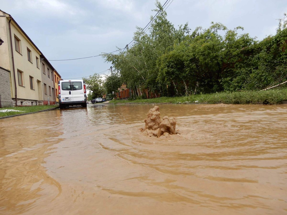 Ulice, dvorky a zahrady pokryly souvislé závěje krup.