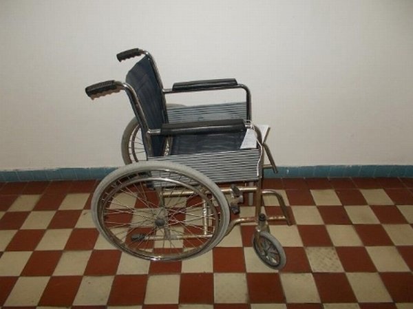 Ve výprodeji, který bude zahájen 8. června 2020 v Břeclavi, je i tento invalidní vozík za 50 korun.