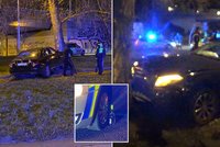 VIDEO: Mercedes se ulicemi Prahy proháněl jako splašený, pak napálil do stromu! Posádka utekla