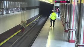 Muž skočil do kolejiště metra, vyhrožoval, že se zabije: Strážníci ho předali záchranářům.