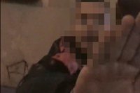 VIDEO: „Ty jsi hrozná p...!“ Dva muži se promenádovali bez roušek, pak uráželi strážníky