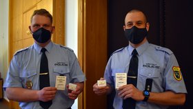Ocenění strážníci Jan Kočí (35, vlevo) a Lukáš Fiala (33). zachránili život muži,  kterého přejel vlak.