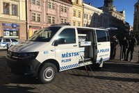 Strážníci v Plzni mají nové odchytové auto, které si navrhli: Převezou psy, kočky i exoty