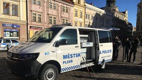 Strážníci v Plzni mají nové odchytové auto, které si navrhli: Převezou psy, kočky i exoty   