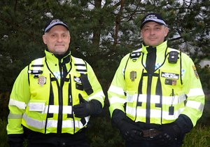 Ostravští strážníci Jan Šrůtka (52, vlevo) a Michal Kacíř (43) zachránili život mladíkovi (24)  se zástavou srdce.