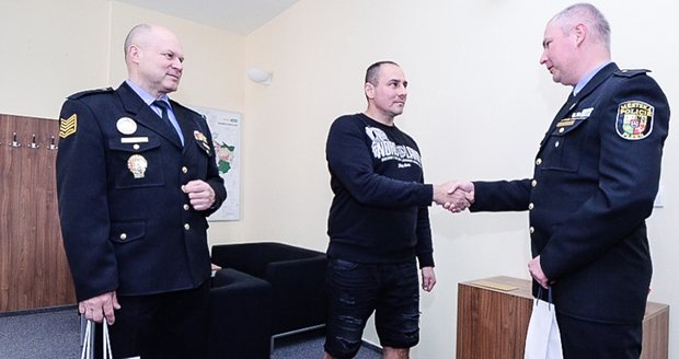 Vedení plzeňské městské policie poděkovalo taxikáři Luboši Fořtovi za pomoc městské policistce proti agresivnímu muži.