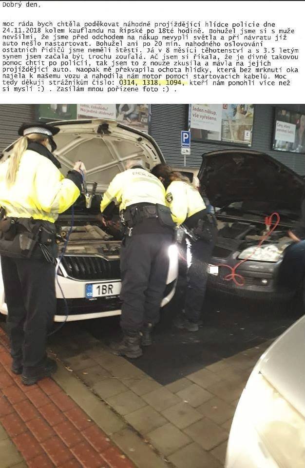 Vděčná majitelka zhaslého vozu umístila fotku trojice strážníků oživujících její auto i s poděkováním na sociální sítě. Mnozí z diskutujících ale pomoc zkritizovali.
