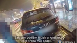 Slovní přestřelka: Řidič audi na Václaváku parkoval, kde neměl, pak se arogantně 40 minut hádal se strážníky