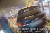 Slovní přestřelka: Řidič audi na Václaváku parkoval, kde neměl, pak se arogantně 40 minut hádal se strážníky