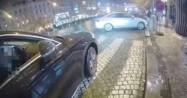 Řidič špatně zaparkoval na Václavském náměstí. 40 minut se dohadoval se strážníky.