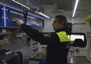 Břeclavští strážníci doprovázejí od poloviny února pracovníky jihomoravské zdravotnické záchranné služby.