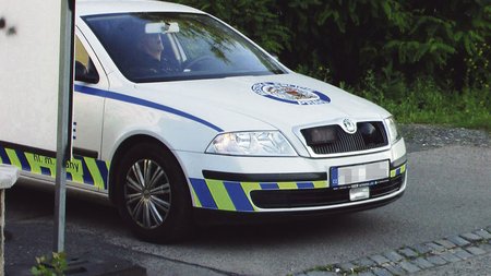 Zaparkované auto městské policie se spícími strážníky se podle GPS z místa nehnulo 16 minut