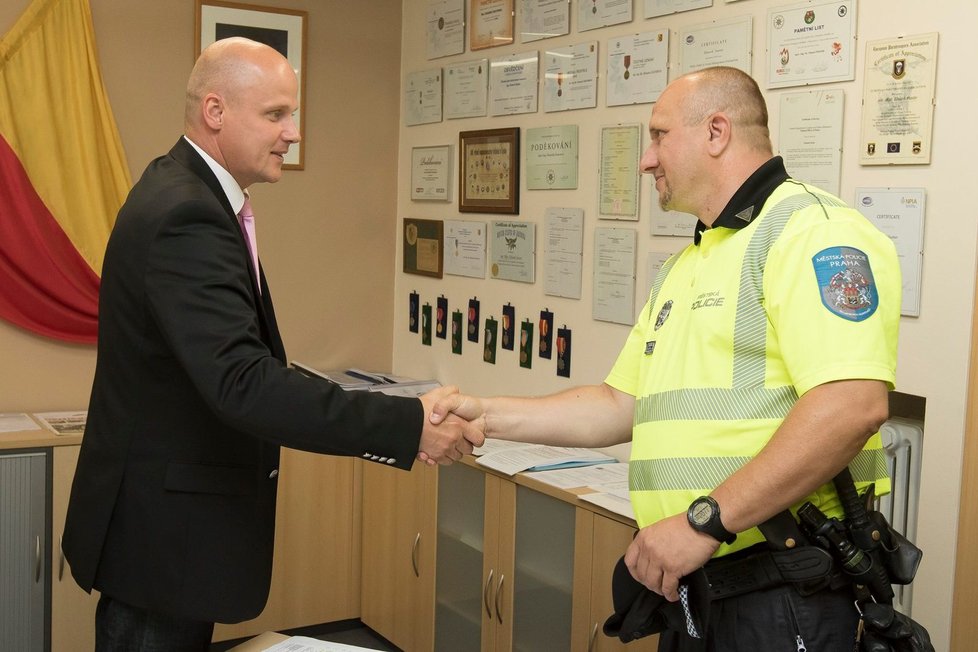 Ředitel Městské policie Praha Eduard Šuster (vlevo) a strážník Jiří Laštovka.