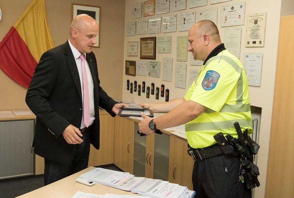 Ředitel Městské policie Praha Eduard Šuster (vlevo.