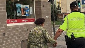 „Kavalír z Kavalírky“: Strážník dovedl stařenku za ruku až domů, dojemný moment zachycuje fotografie