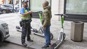 Na konci prázdnin se v Praze uskutečnila celoměstská dopravně bezpečnostní akce s názvem KOLOBĚŽKA, během které se strážníci zaměřili na cyklisty a koloběžkáře, a to nejen sdílených prostředků. 