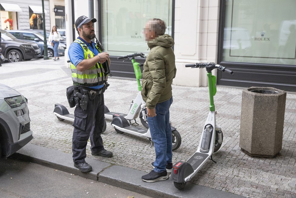 Na konci prázdnin se v Praze uskutečnila celoměstská dopravně bezpečnostní akce s názvem KOLOBĚŽKA, během které se strážníci zaměřili na cyklisty a koloběžkáře, a to nejen sdílených prostředků.
