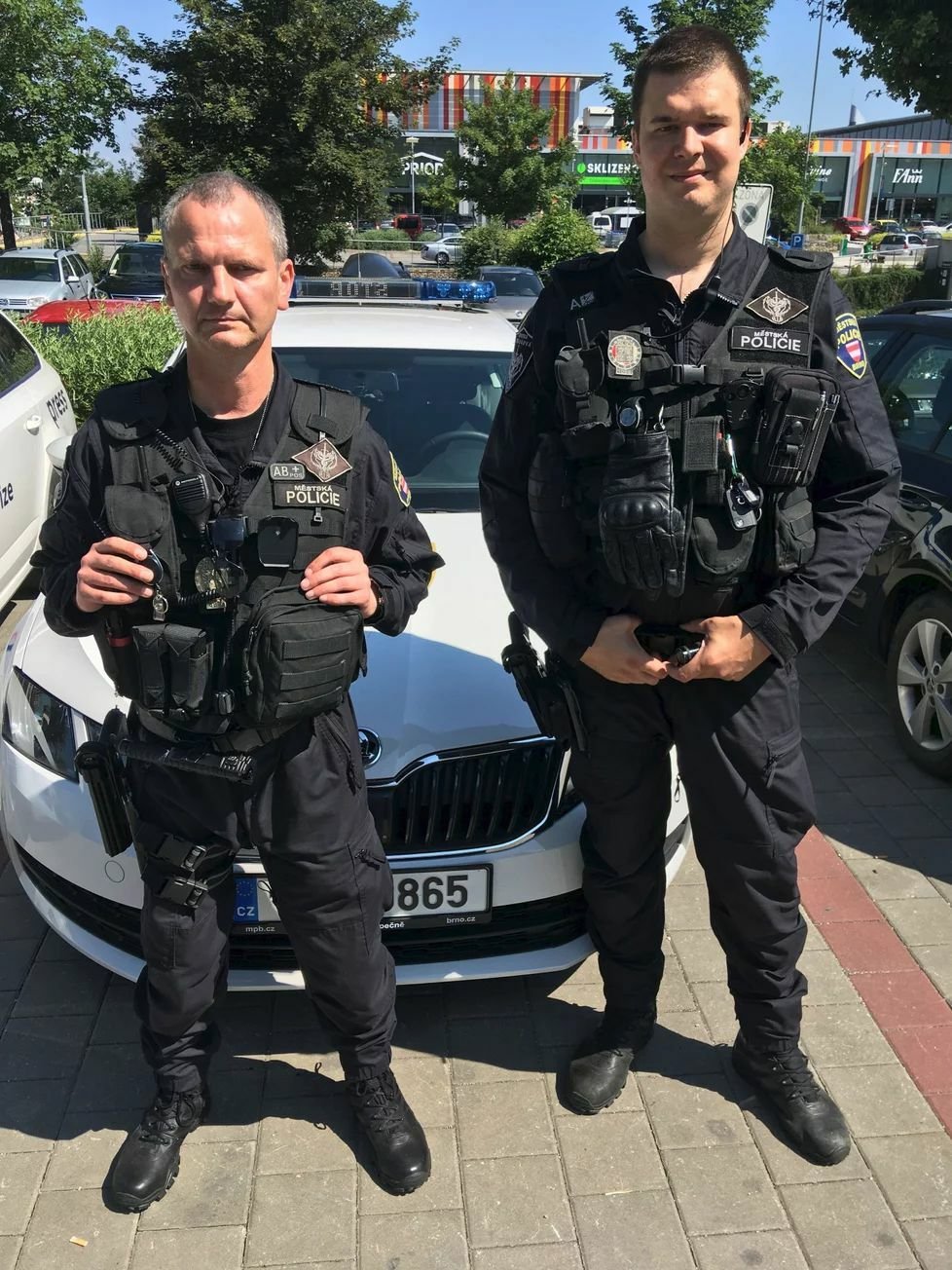 Luboš Barth (vlevo) s  kolegou Drahomírem Čermákem zachránili v květnu 2018 v Brně tříletou holčičku z rozpáleného auta.