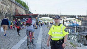 Strážníci městské policie náplavku bedlivě střeží.