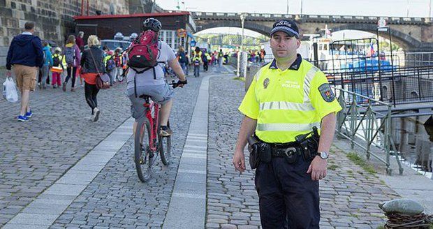 Strážníci městské policie náplavku bedlivě střeží.