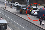 Řidič v bílém pick-upu najel do strážníka. Táhl ho několik metrů. Strážník skončil v pracovní neschopnosti.