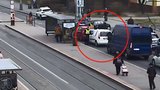 VIDEO: Agresor (50) za volantem najel do strážníka a táhl ho několik metrů. Skončil v poutech